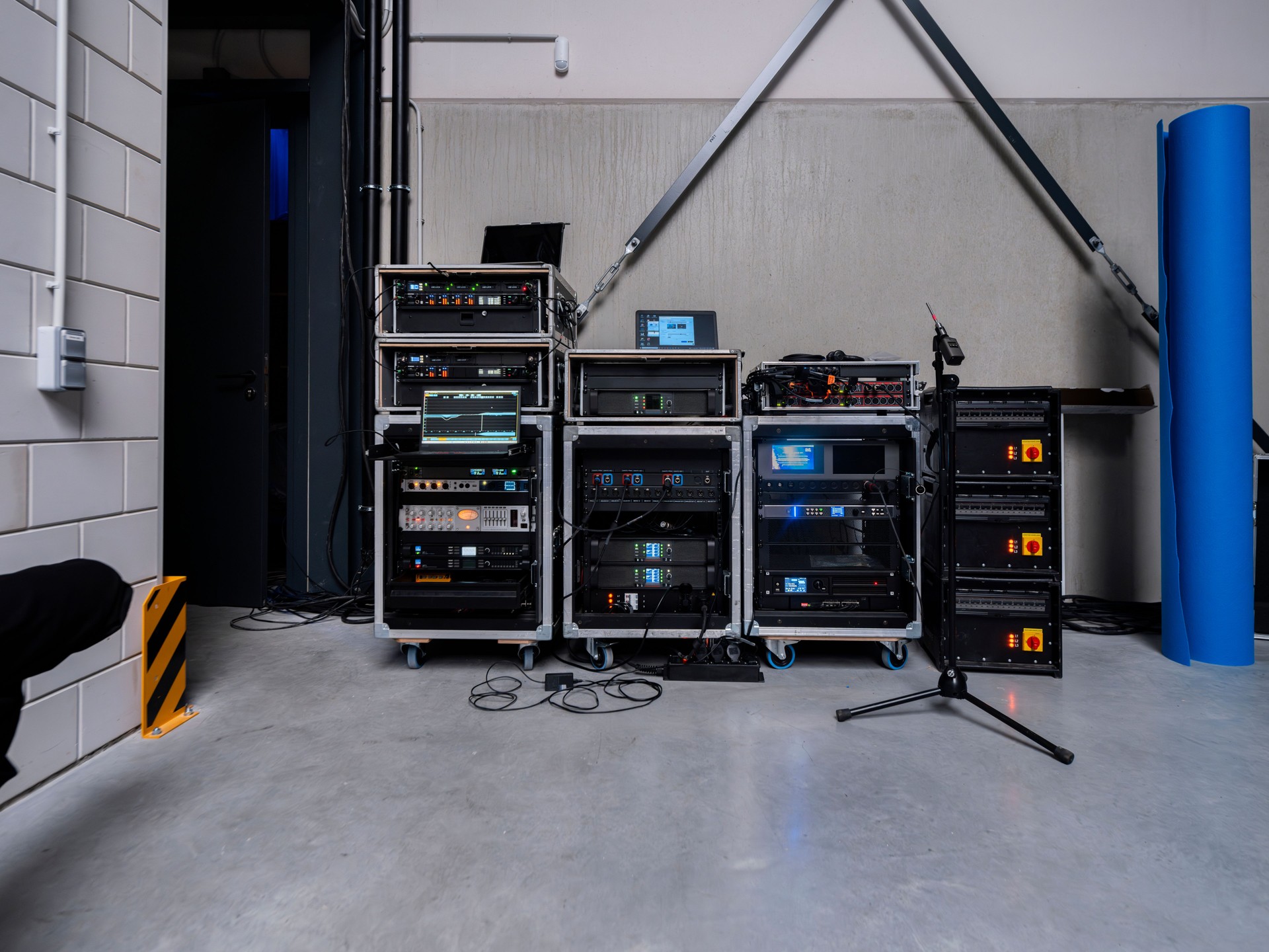 Professional audio equipment rack system